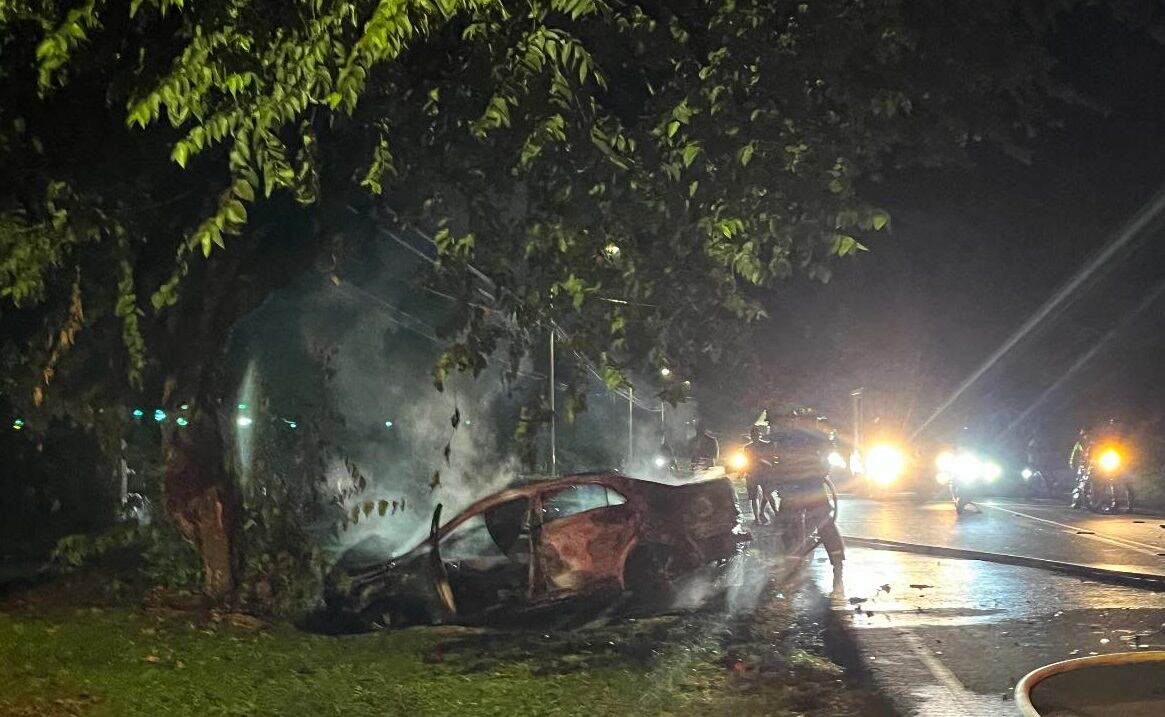 Hombre muere quemado dentro de carro tras choque en Nicoya. Foto Guana Noticias.