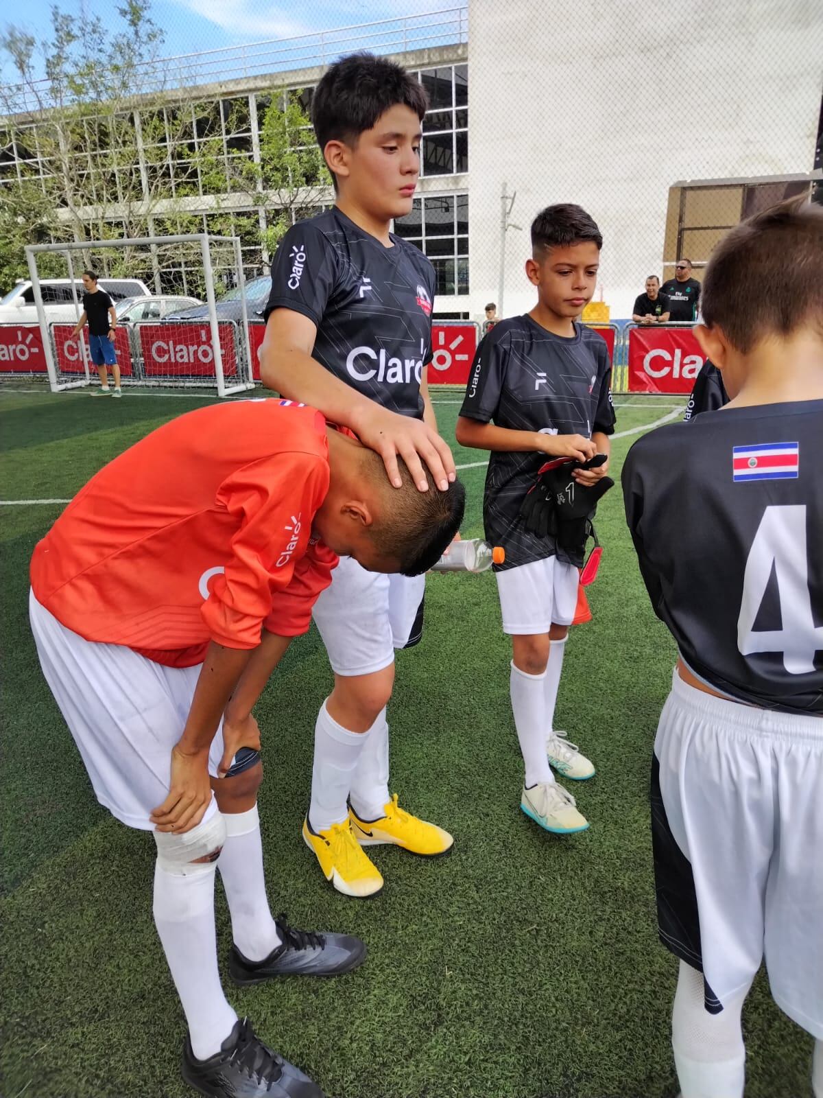 David Flores consoló a su compañero Joshua Mendoza, tras perder por un gol y quedar eliminados de la Super Liga Claro 2023.
