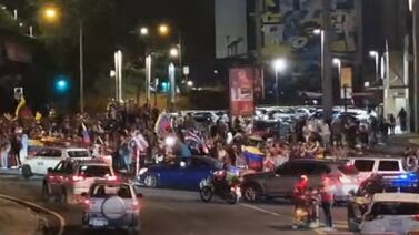 (Video) Venezolanos toman fuente de La Hispanidad para celebrar la captura de Nicolás Maduro