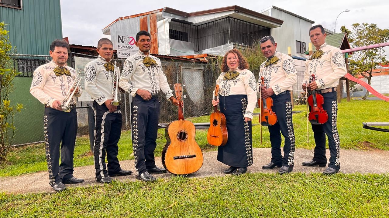 El nicaragüense Adán Castro llegó a Costa Rica en busca de un mejor futuro y hoy cambia el trabajo en construcción por el traje de charro para llevar música cristiana junto al Mariachi Manantial de Vida.