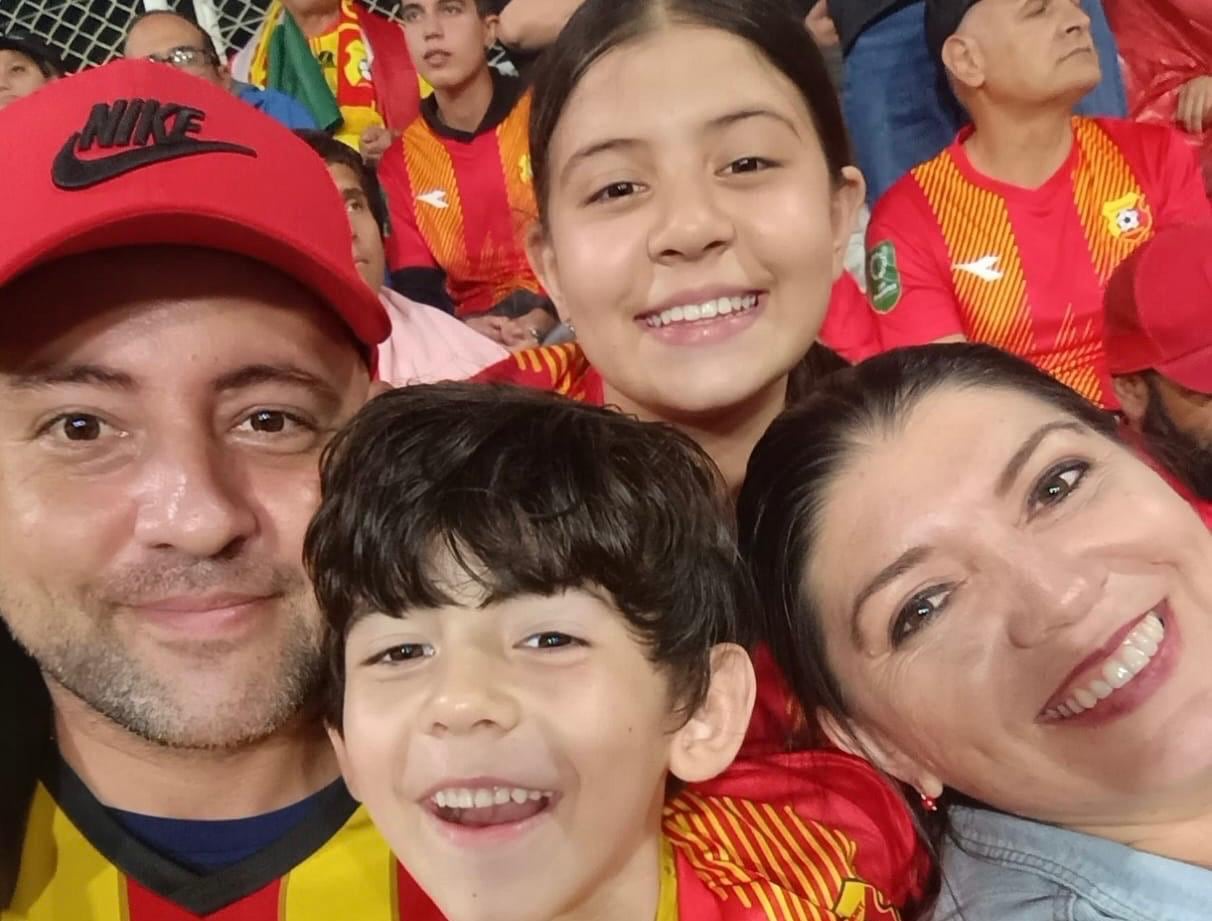 La familia va al estadio cada vez que juega Herediano.