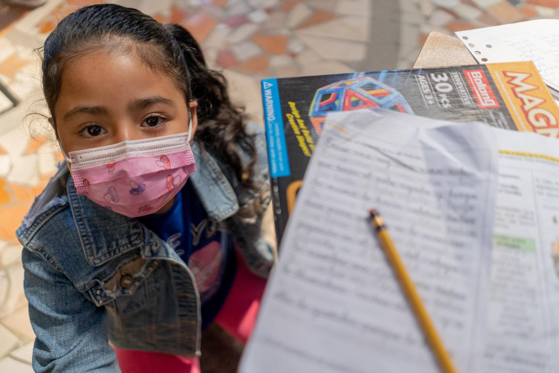 Para que no haya más familias migrantes durmiendo en la calle mientras deciden si se quedan en el país o pasan a otro y con el fin de darles herramientas para la protección y el desarrollo integral a los niños, adolescentes y sus familias, en estado de vulnerabilidad, Costa Rica abrió los dos primeros Espacios Seguros temporales en la Gran Área Metropolitana