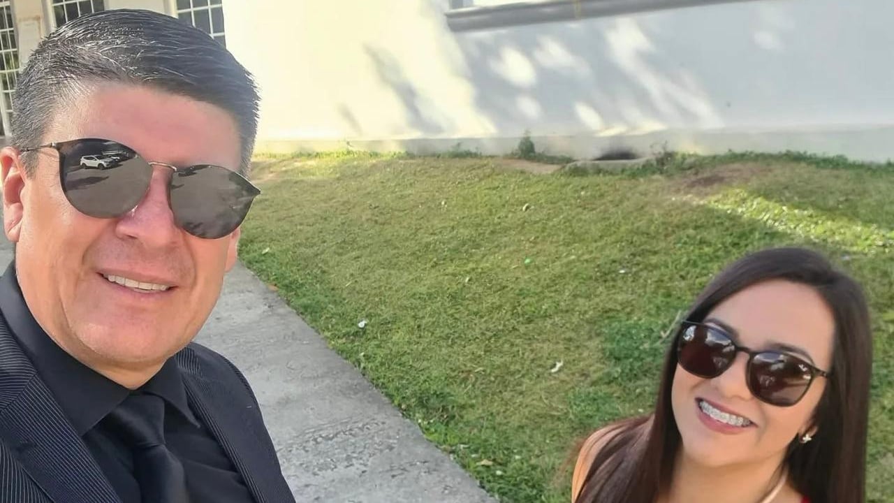 उद्घोषक कार्लोस अल्वारेझ आणि त्याची जोडीदार एव्हलिन डुरान यांचा क्लोज-अप