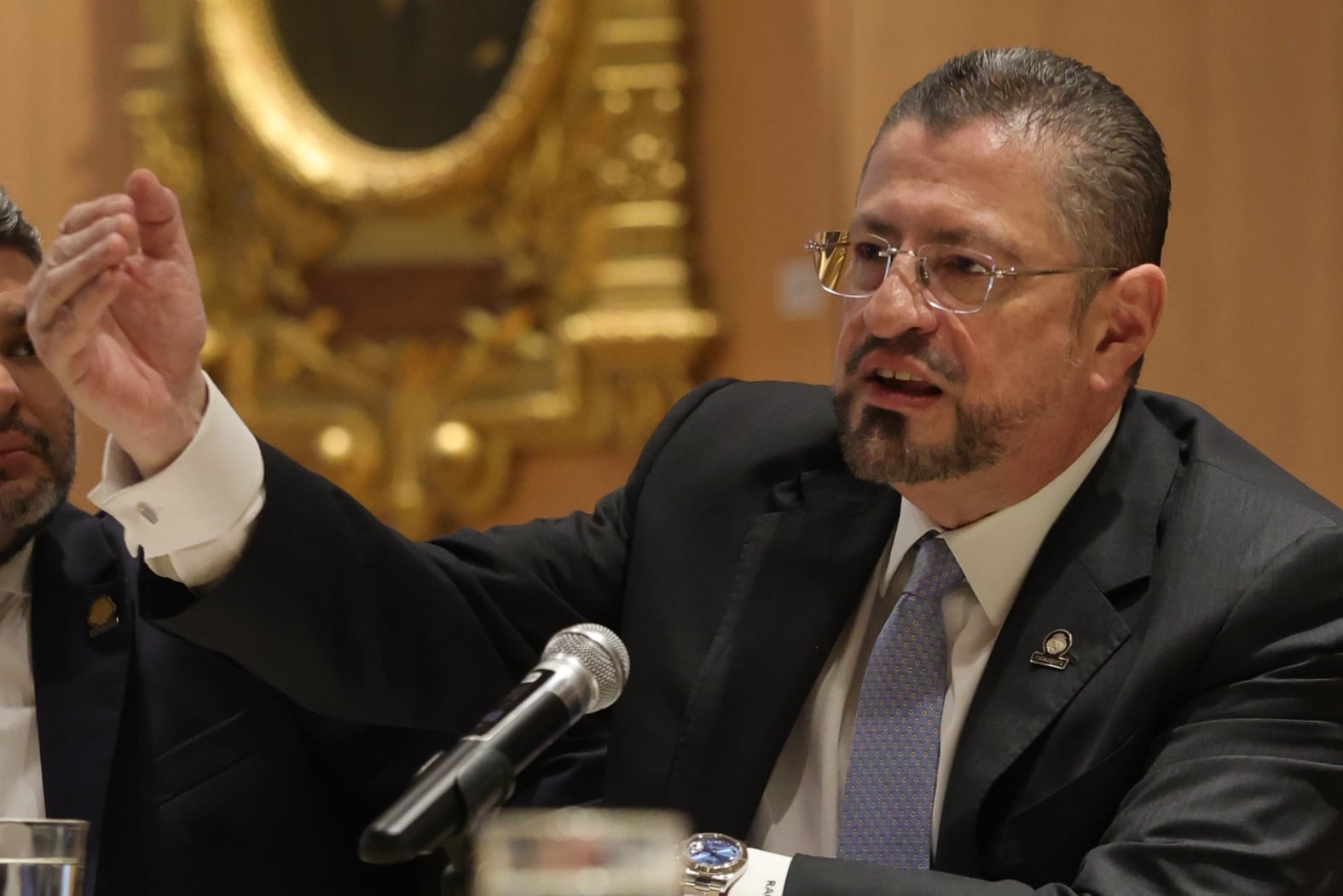 22/08/2025 El presidente de la República, Rodrigo Chaves, comparece hoy en el Salón de Expresidentes y Expresidenta de la República, ante la comisión legislativa especial encargada de determinar si procede abrirle una causa penal en su contra. y ministro de Cultura Jorge Rodríguez. Foto John Durán
