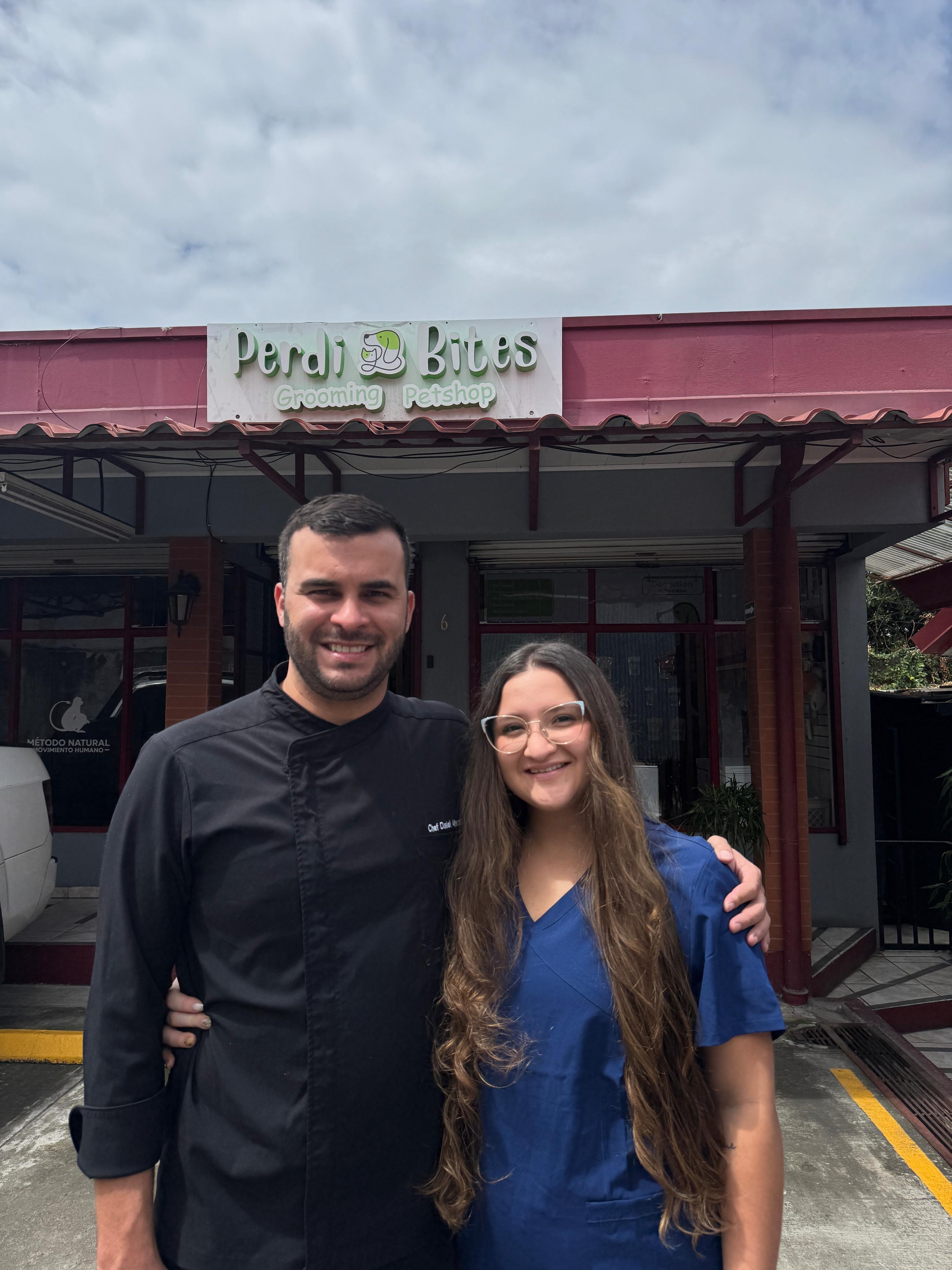 Daniel Alvarado García no solo es un chef profesional con 15 años de experiencia, también es el "papá" humano de Perdita y Pipin, dos perritos que comen mejor que muchos humanos, y no por antojo, sino porque él y su pareja, Nicole Irola, crearon un negocito lleno de amor perruno llamado Perdibites