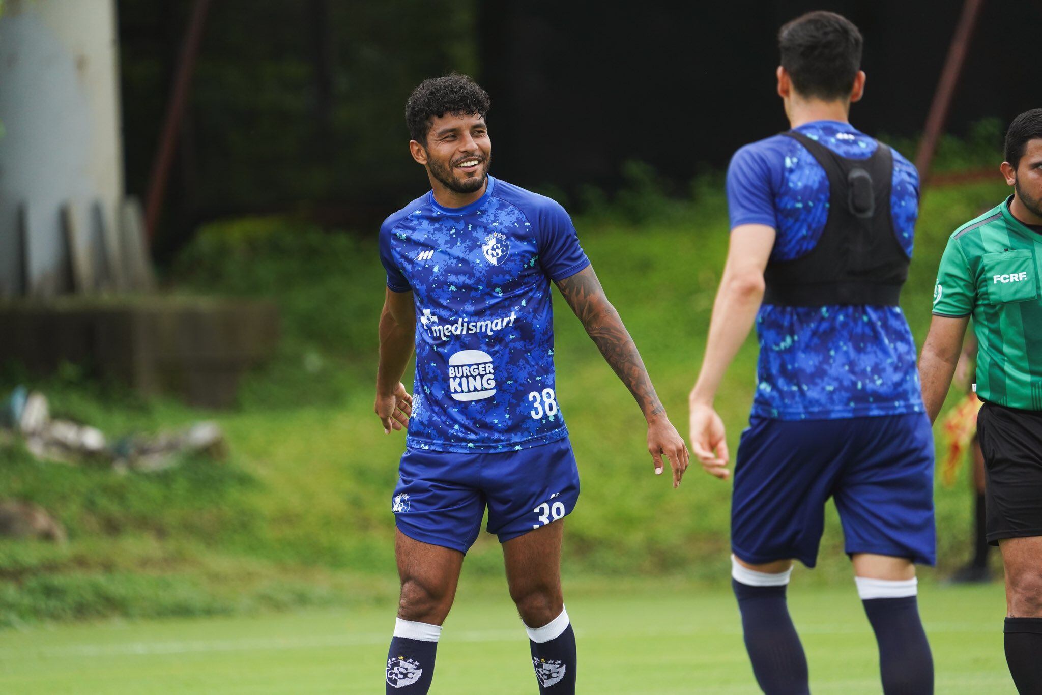 Johan Venegas luce feliz en las prácticas del Cartaginés.