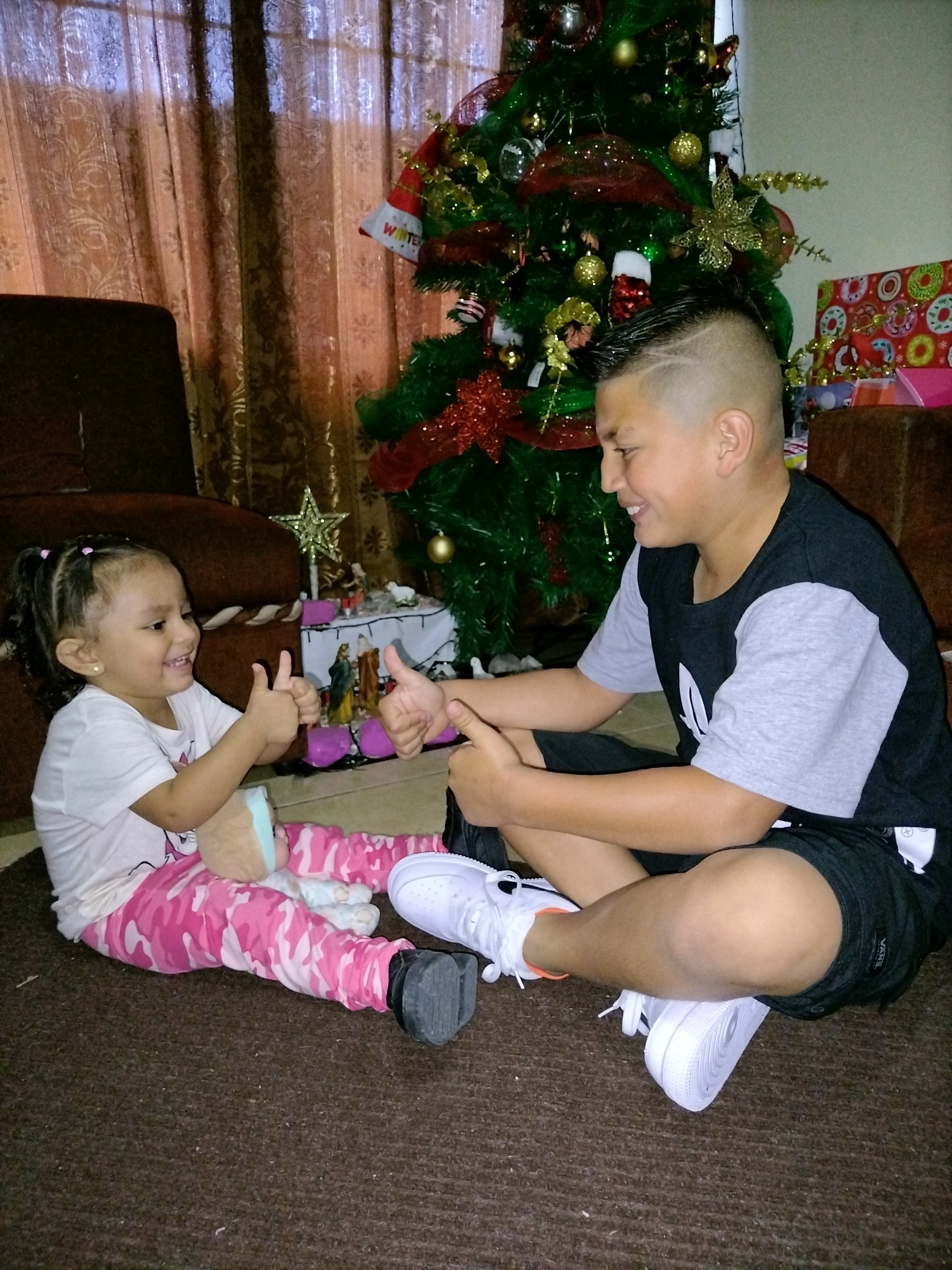 Kalebh Villegas Vargas, es un vecinito de Alajuelita, tiene 9 años y, como él mismo asegura, es un milagro de Dios porque cuando ni la medicina daba nada por su vida, una visita muy especial marcó un cambio en su salud. Llegó el padre Sergio Valverde de Obras del Espíritu Santo a la UCI del Hospital de Niños con el Santísimo.