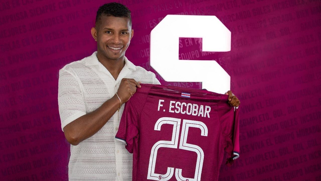 El defensor del Saprissa, Fidel Escobar amplió su contrato con los morados hasta el 2025. Prensa Saprissa.