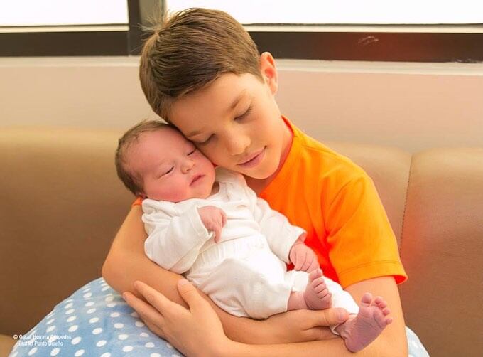 Exmodelo y presentadora Kathryn Arbenz y sus hijos.