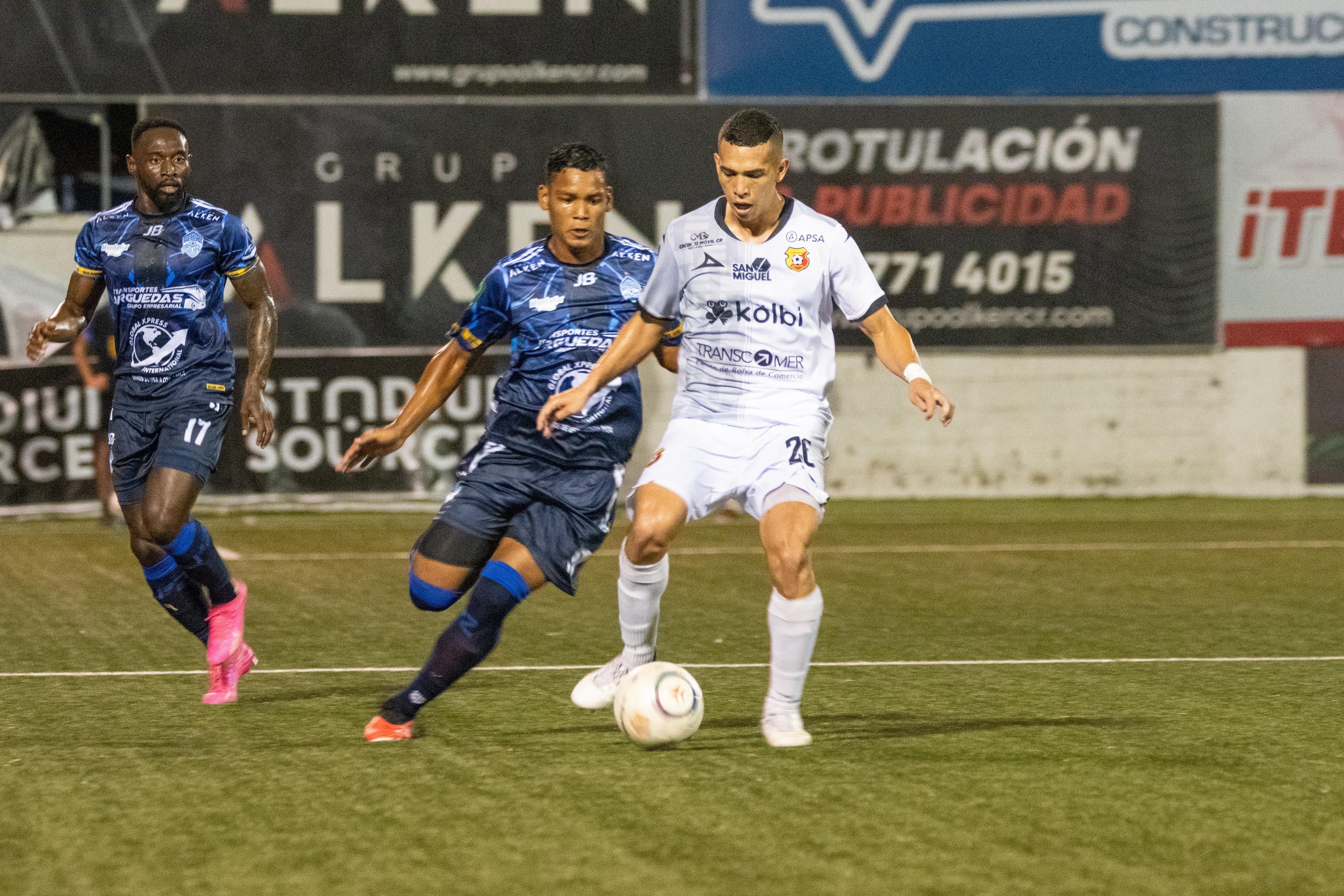 El jugador de Pérez Zeledón, Creichel Pérez (izquierda) tuvo un duelo de tú a tú con el volante de Herediano, Eduardo Juárez, en los cuartos de final del Torneo de Copa.