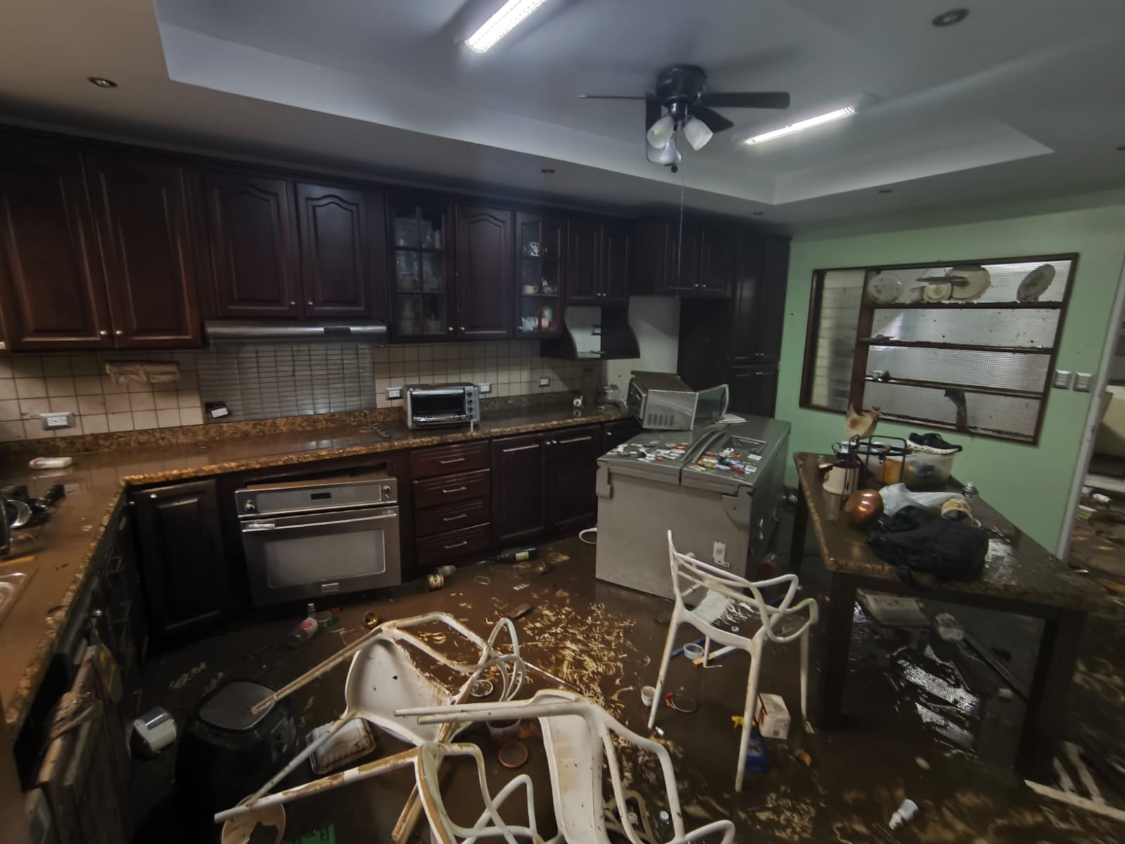 Alexandra Segovia, afectada inundación en barrio Dent. Foto Adrián Galeano