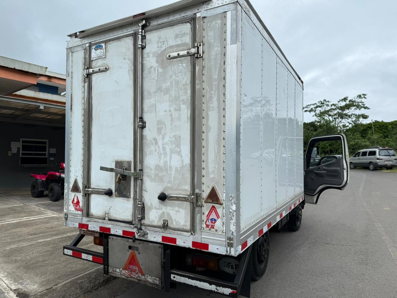 Policía Penitenciaria decomisa cajas de cerveza en camión y bolsas de café con cocaína. Foto Ministerio de Justicia.