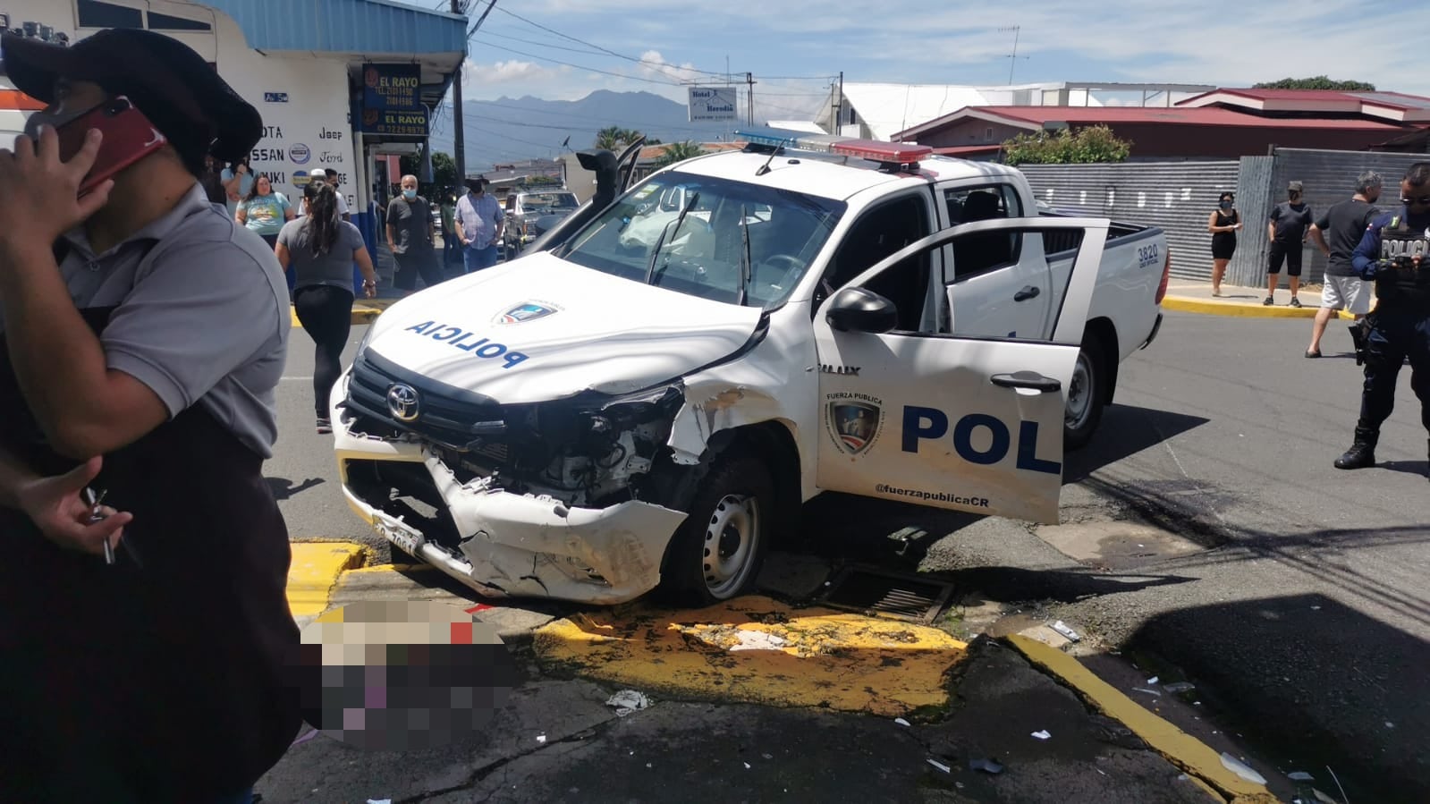 Empleado del ICE pierde pierna derecha por choque entre patrulla y carro en Heredia. Foto cortesía.