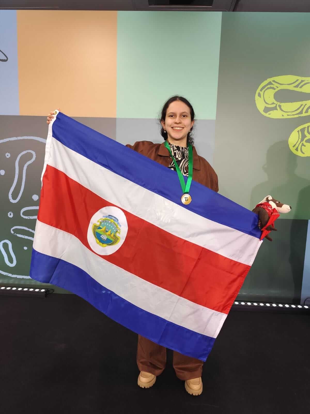Kristen Angélica Solís López todavía trata de asimilar lo que pasó en São Paulo, Brasil. “He estado bastante bien, emocionada. Todavía estoy sorprendida. Es como muy impactante”, contó pocos días después de obtener la medalla de oro absoluta y el primer lugar general de la XIX Olimpiada Iberoamericana de Biología (OIAB).