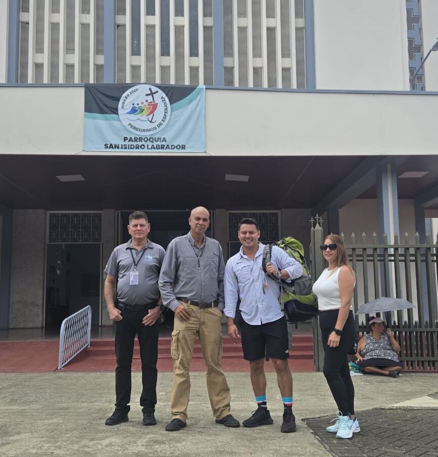 Johnny López, periodista de Más que noticias haciendo la romería 2025