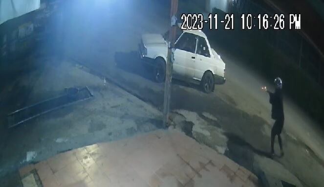 El violento ataque fue grabado por una cámara de seguridad. Captura de video.