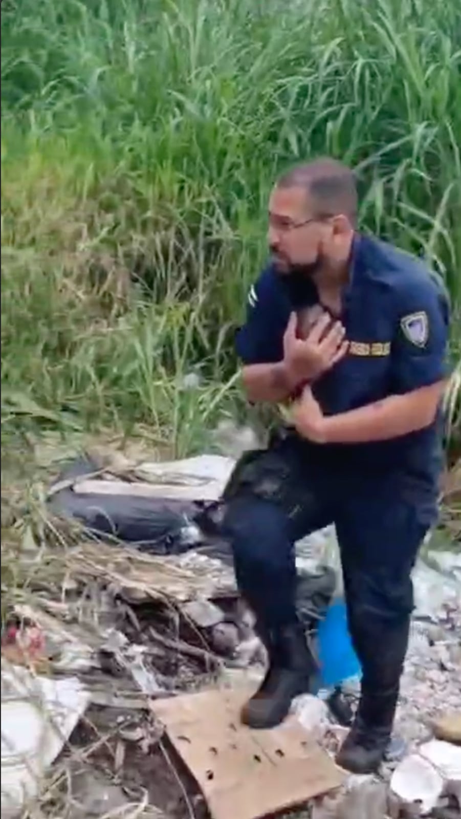Francisco Quirós Campos carga en sus brazos al bebé rescatado de un basurero en Hatillo 4, este miércoles por la mañana.
