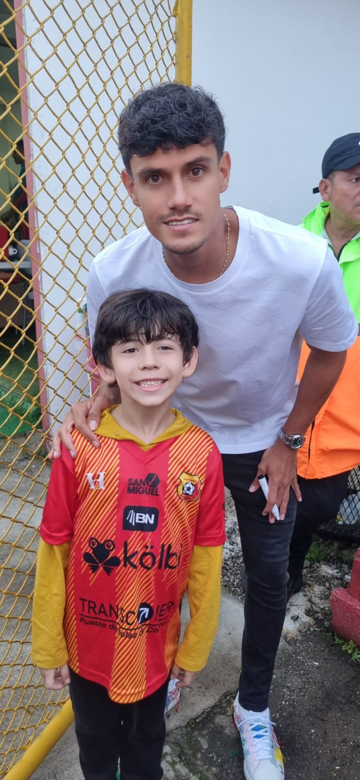 La familia va al estadio cada vez que juega Herediano.