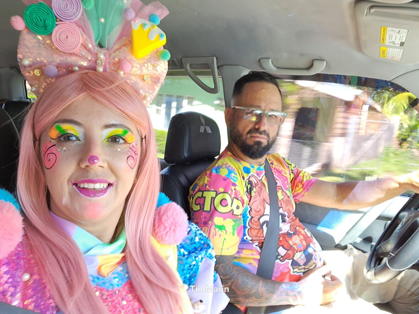 Taylín Cabezas Molina, mejor conocida como la payasita “Taylín de Tin Marín”, tiene 40 años, dos hijas y un corazón tan grande como sus zapatos de payaso. En la foto con su esposo, Víctor Valerio.