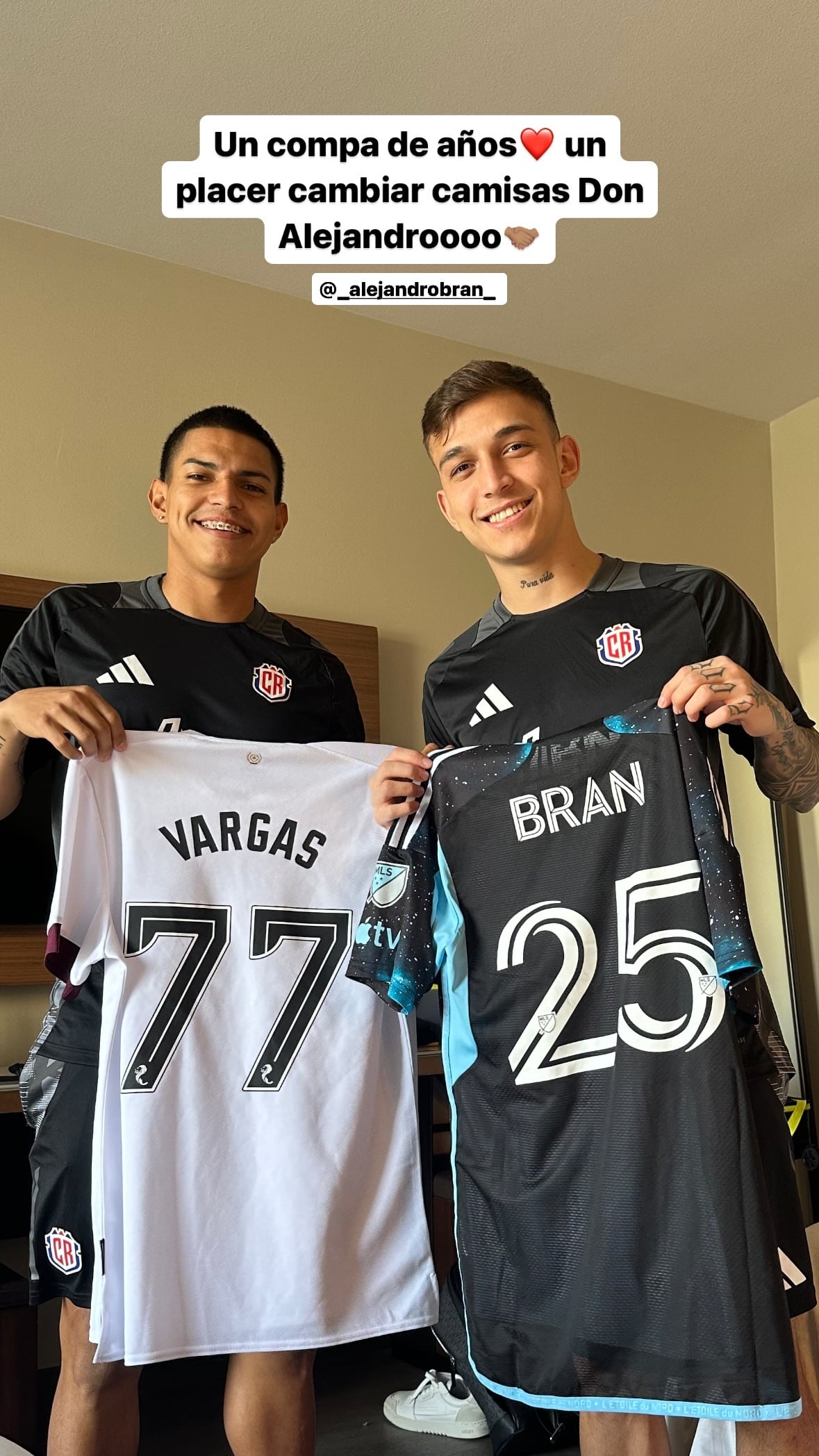 Alejandro Bran y Kenneth Vargas lucieron sus camisetas en redes sociales.