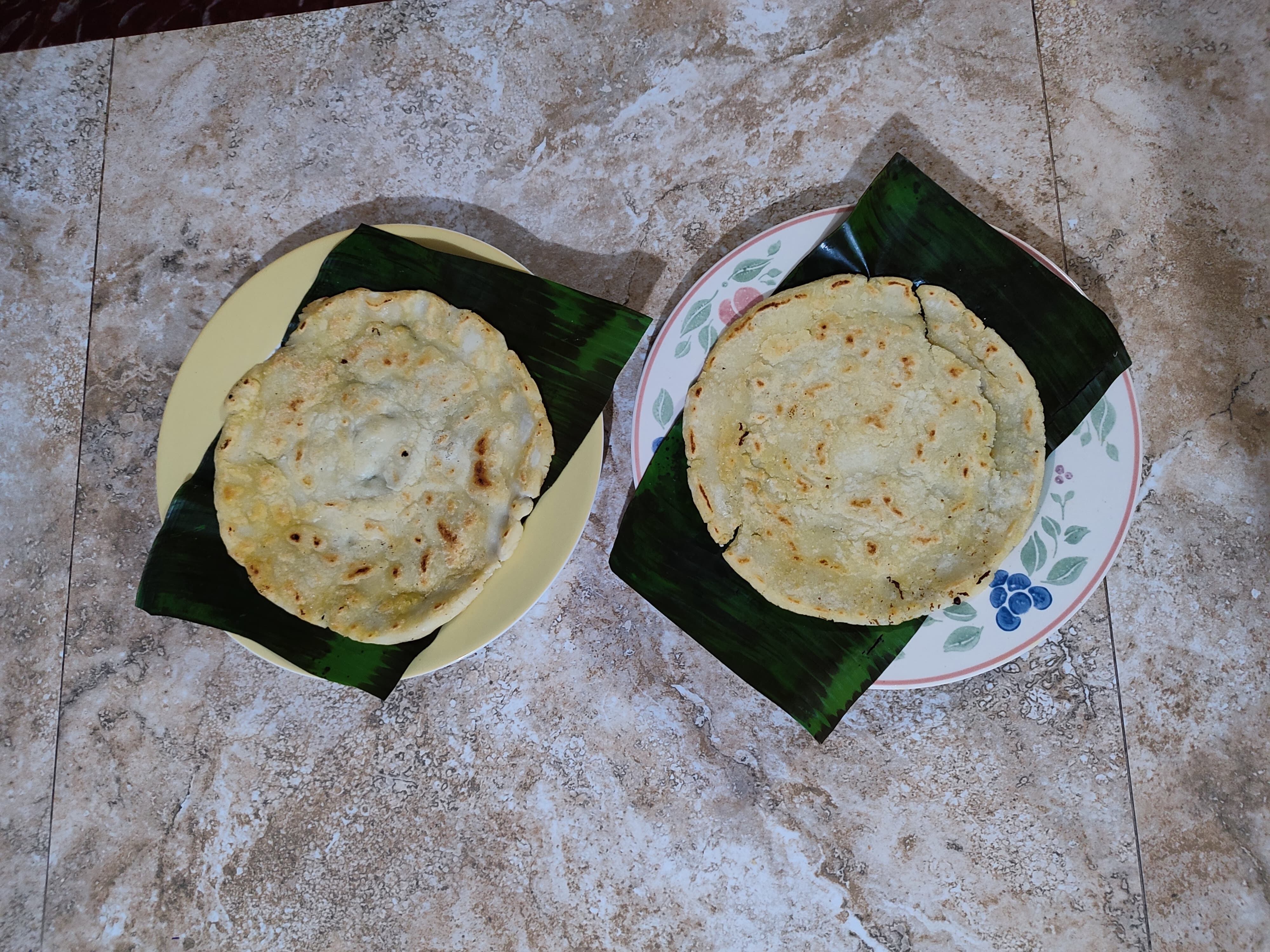 Sofía Pérez Garro, quien es turrialbeña y tiene 25 años y hace tortillas palmeadas ya que le enseñó su abuelita, doña Eugenia Garro Solano (en la foto).
