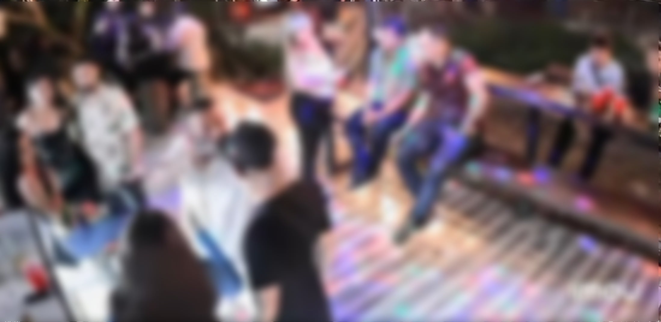 Los clientes observaron con terror como el sujeto encañonó a tres hombres. Captura de video.