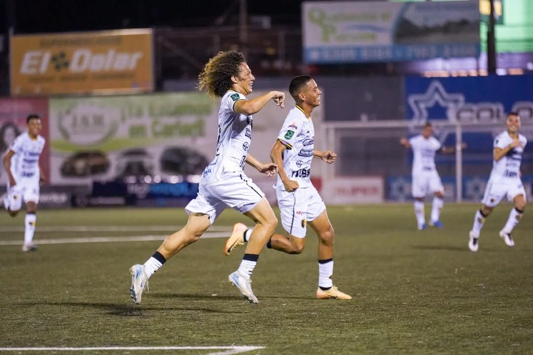 Sebastián Padilla (derecha) anotó su primer gol en la primera división.