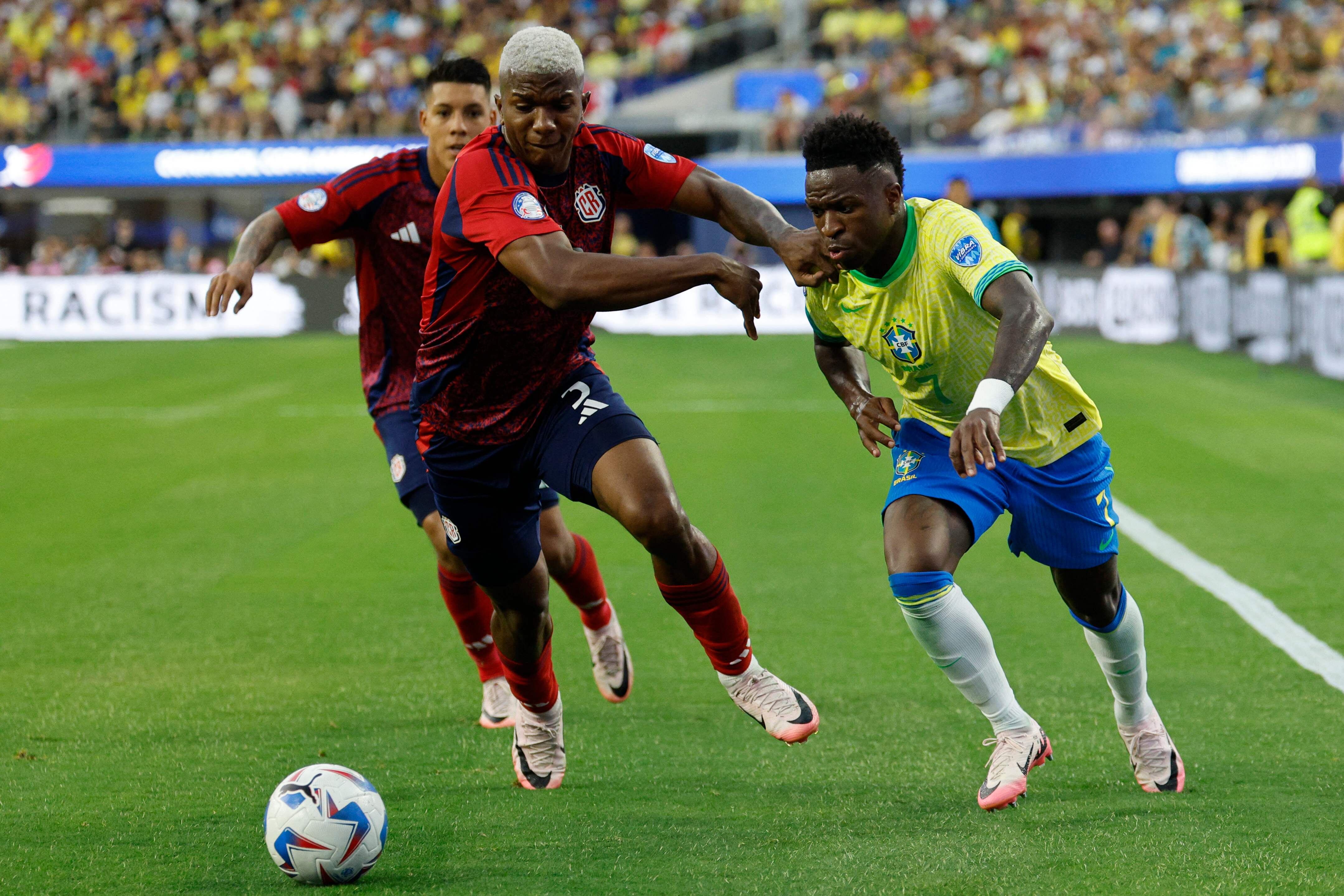Jeyland Mitchell puso en raya a Vinicius Junior en la Copa América. Foto: AFP