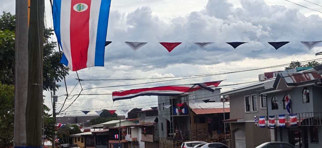 ¡Fiesta patria en grande! Urbanización La Independencia de Alajuela se viste de blanco, azul y rojo