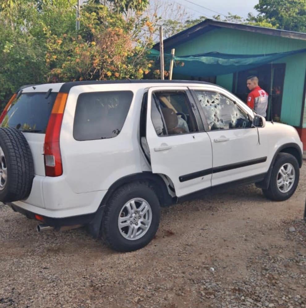 Un niño y su papá de nombre Roger Rosales Rodríguez, de 41 años fueron asesinados dentro de un carro en Espíritu Santo de Esparza, en Puntarenas, el viernes 24 de abril del 2026. Foto: Tomada de Noticias Red CR