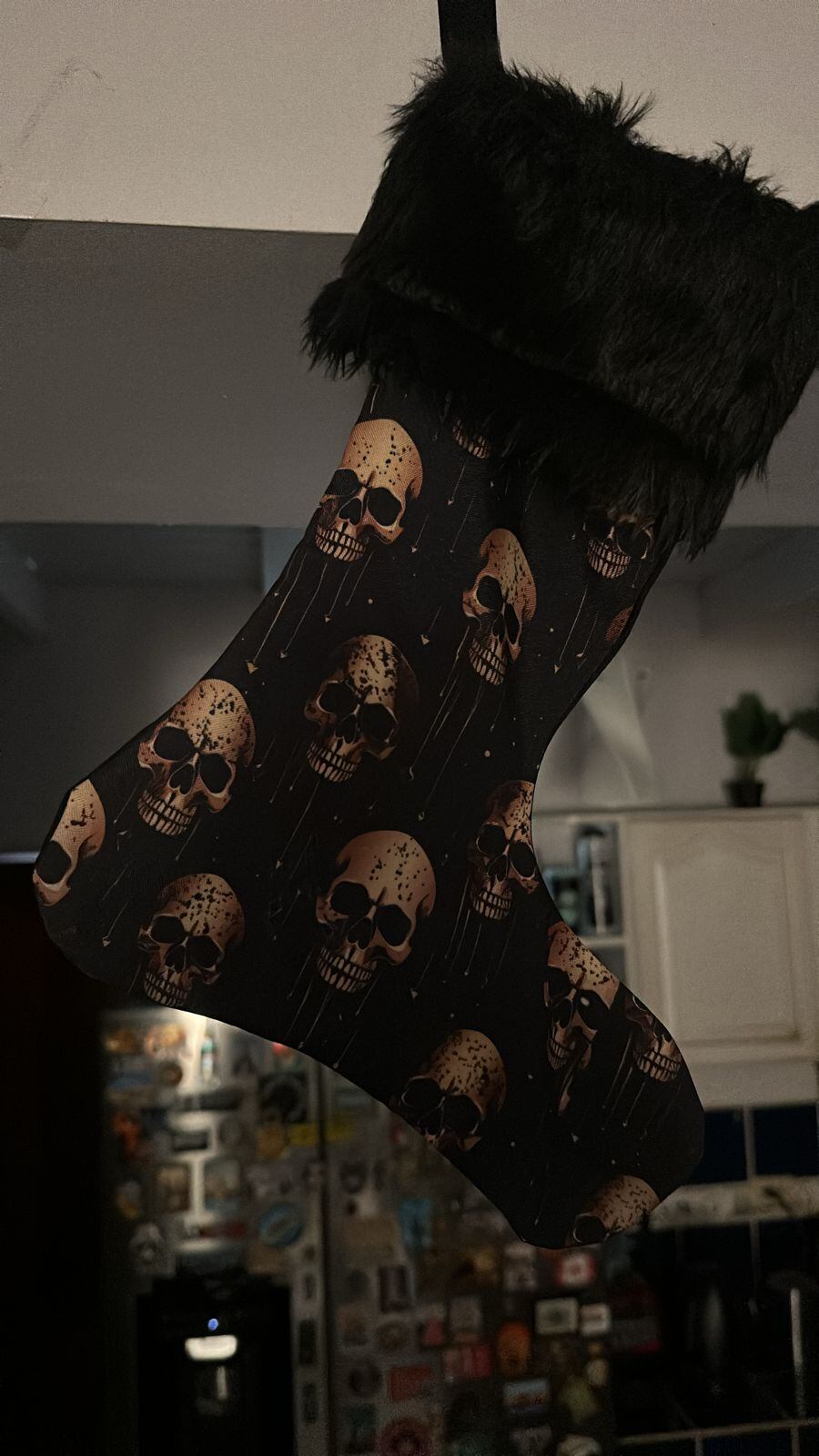 Andrea Arias le dio un toque diferente a su casa y cambió los colores tradicionales de la Navidad, para darle un toque oscuro.