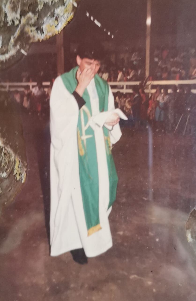 Álvaro Blanco de 62 años, vive en Ciudad Quesada en San Carlos de Alajuela, estudio teología y durante 21 años fue sacerdote en las parroquias de Santa Rosa de Pocosol, Boca Arenal, San Roque, Venecia y en el centro del cantón