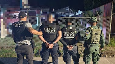 Detienen a dos policías que cobraron ¢20 mil por Sinpe a personas que venían de realizar compras