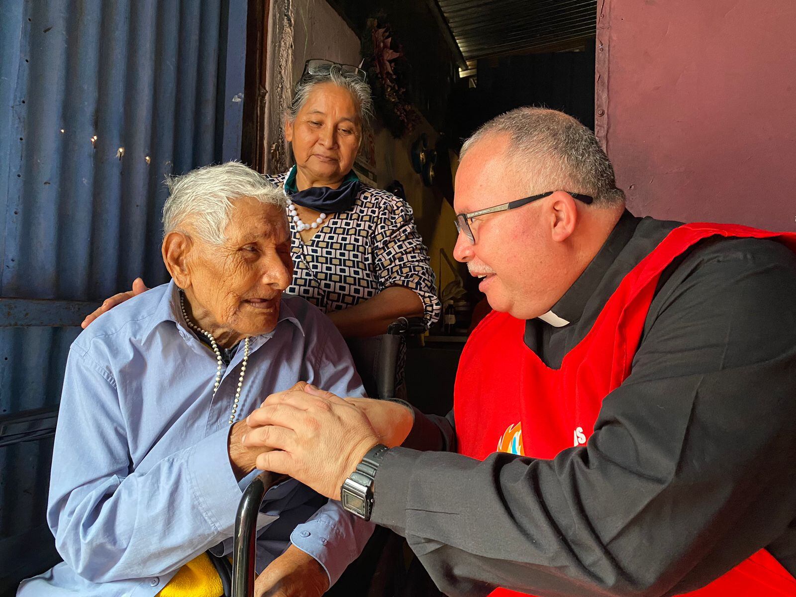 Tremenda sorpresa nos llevamos esta semana cuando el padre Sergio Valverde, presidente de la Asociación Obras del Espíritu Santo nos confirmó que el chiquito de más edad que atiende tiene 110 años, se llama Felipe Santiago Navarro Bello nació el 25 de julio de 1912.
