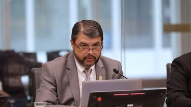 Mario Zamora, ministro de Seguridad, está metido en cuatro broncas bravas