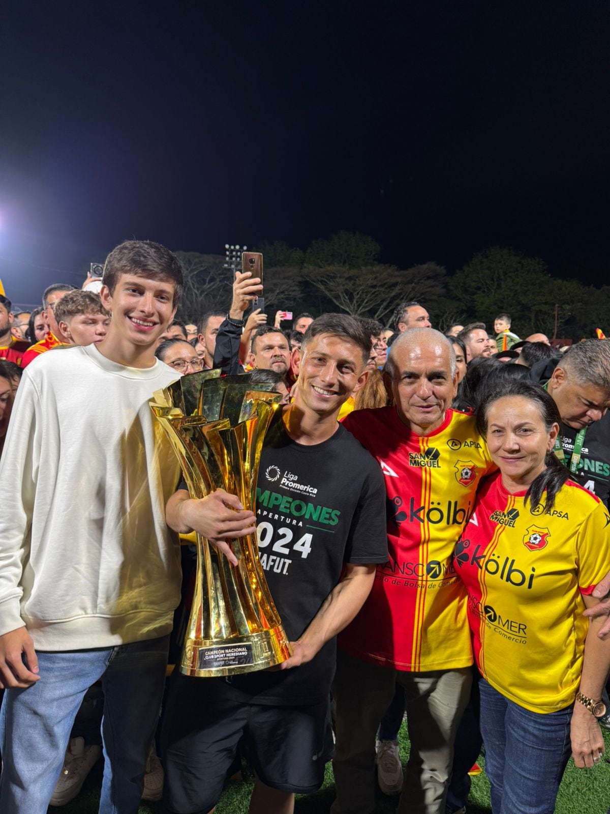 Aarón Murillo celebrando el título con Herediano junto a su familia.