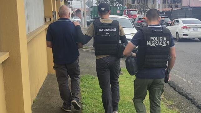 Un costarricense de apellidos Segura Pérez y a una mujer hondureña de apellido López Pacheco detenido por explotación laboral contra una mujer en Heredia. Foto: Migración
