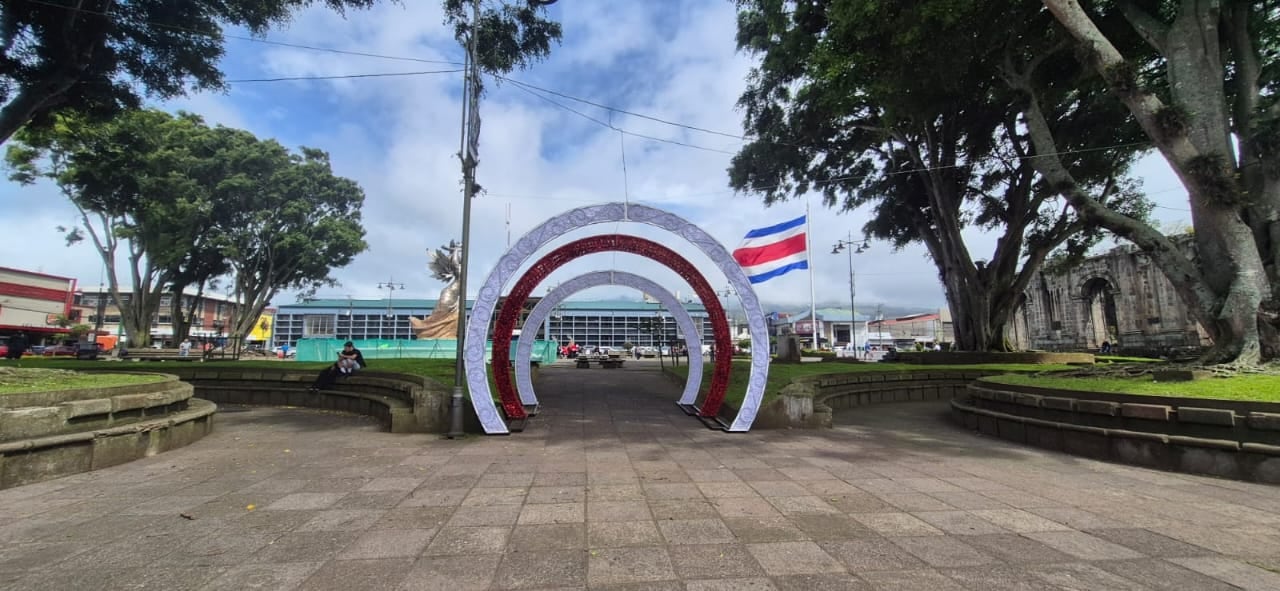 El cantón central de Cartago se prepara para recibir la época más esperada del año con una espectacular iluminación navideña que marcará el inicio oficial de las celebraciones. Este próximo domingo 16 de noviembre, más de 38 figuras luminosas adornarán la Plaza Mayor y las Ruinas de Santiago Apóstol, creando un ambiente mágico para toda la familia a partir de las 5:30 pm.