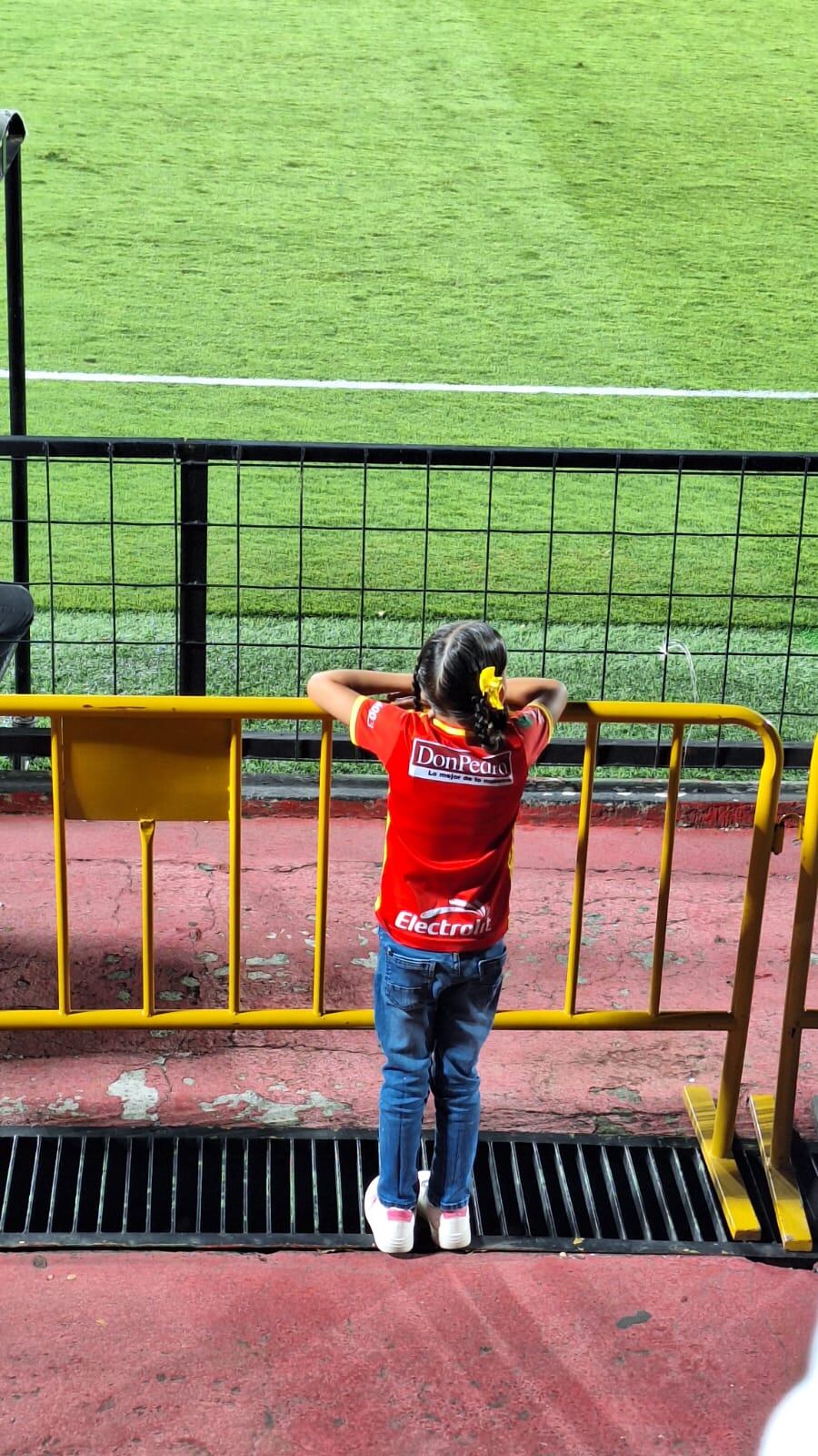 Allisson Rodríguez, niña aficionada al Herediano, fue al Morera Soto con sus papás manudos