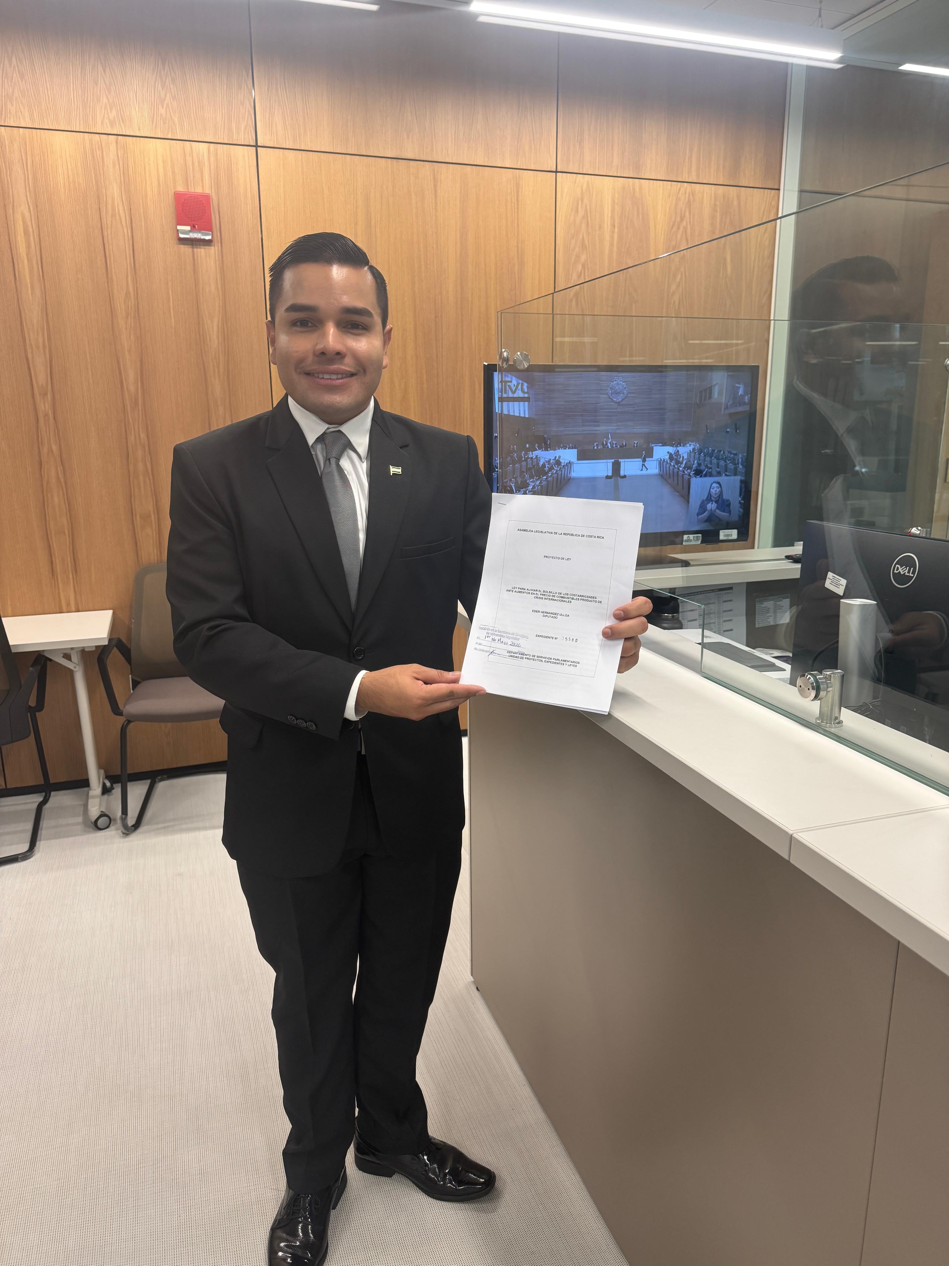 El diputado Eder Hernández durante la presentación del proyecto de ley.