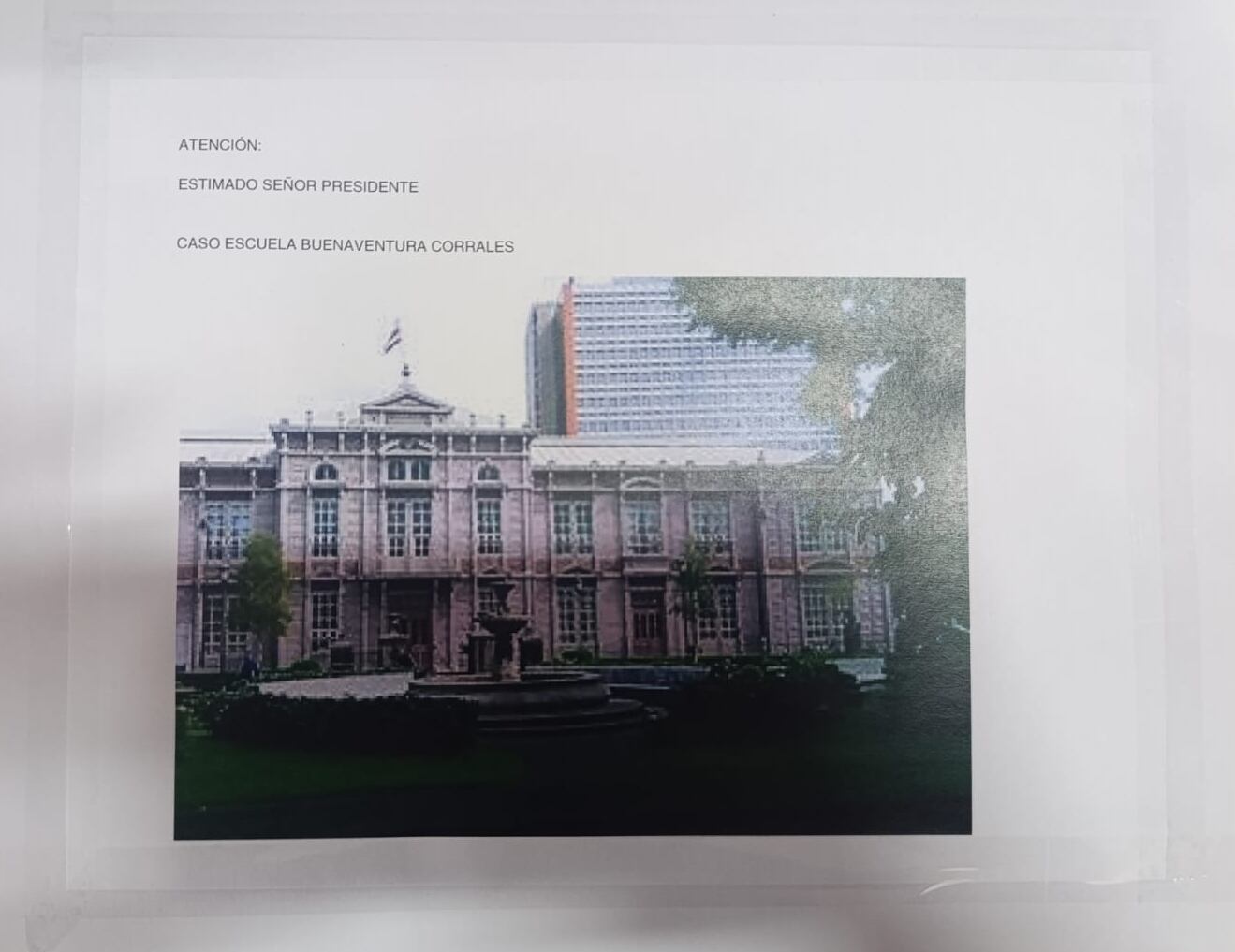 Carta con queda de escuela metálica en Casa Presidencial