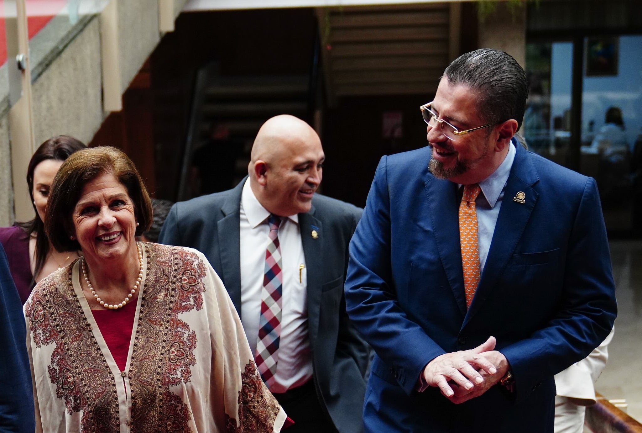La diputada jefa del oficialismo, Pilar Cisneros, y el presidente de la República, Rodrigo Chaves.