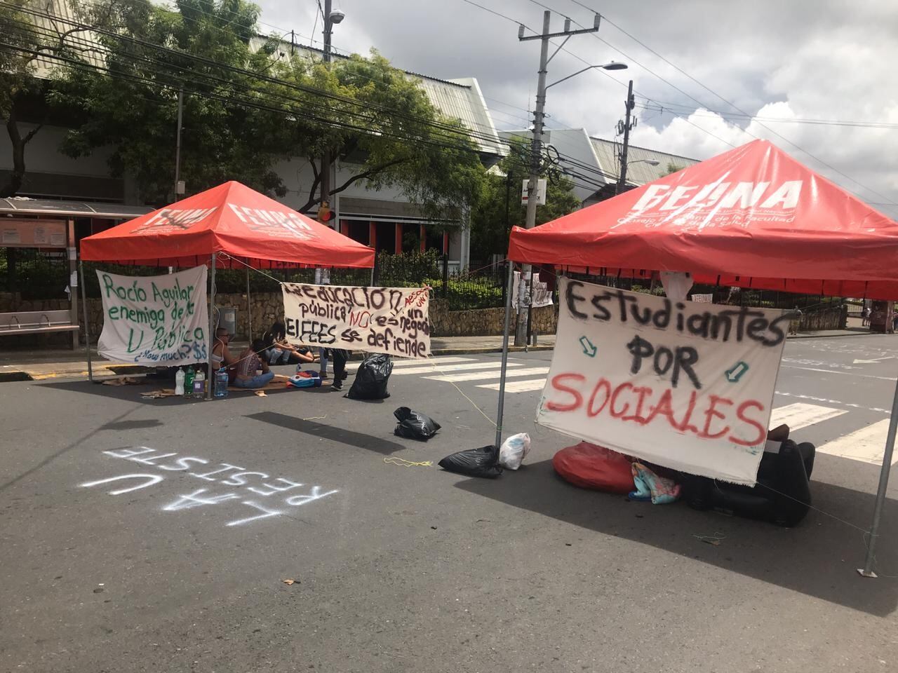 Estudiantes de la UNA protestas y cierran calle.