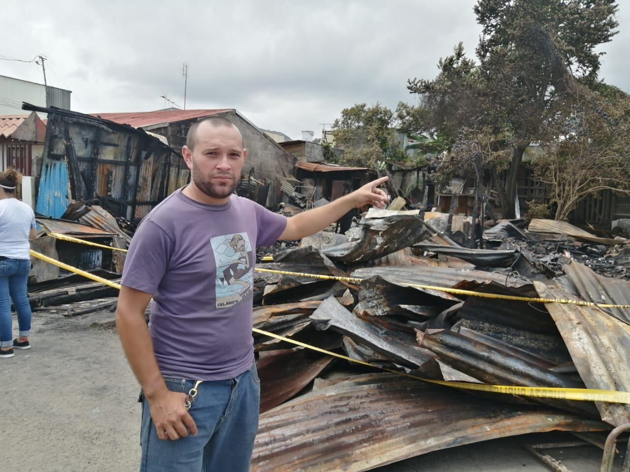 Familia lo perdió todo en incendio en San Isidro de El Guarco, Cartago. Foto Keyna Calderón.