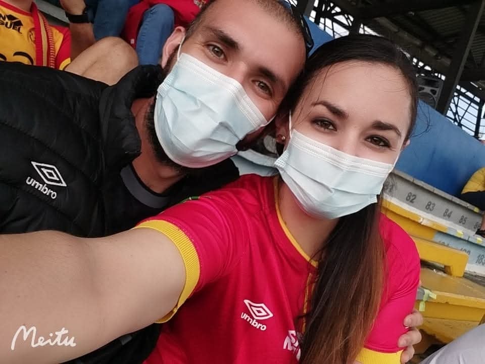 Juan Badilla y Andrea Hidalgo se casaron en San Joaquín de Flores mientras el Club Sport Herediano vencía a Saprissa para conquistar el título 32 y desatar una noche histórica en la provincia.