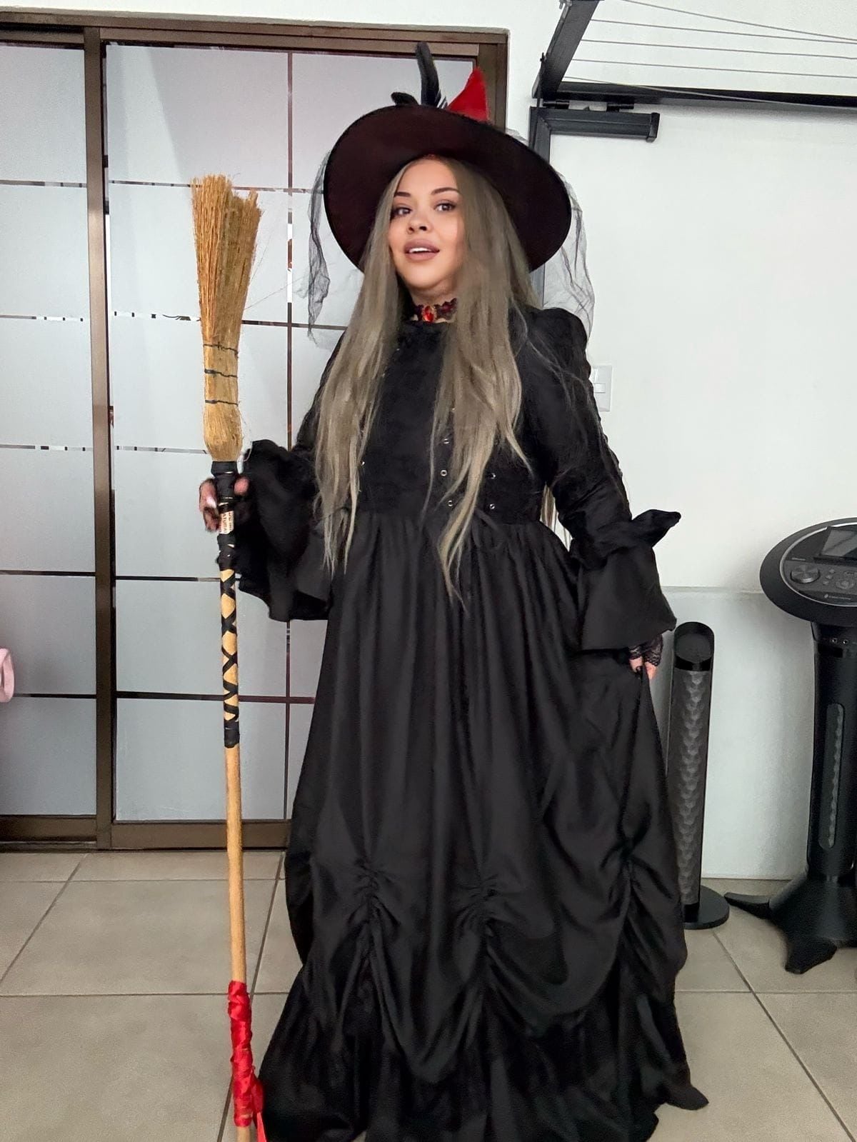 Mithzi Bonilla, bruja de cuarta generación y Esteban Morales, nos cuentan que el próximo 24 de junio, Noche de San Juan, se iniciarán 30 nuevas brujas en el país