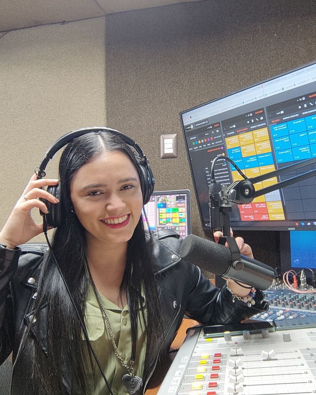Locutora Yeimy Barrantes de la emisora Zeta F.M..