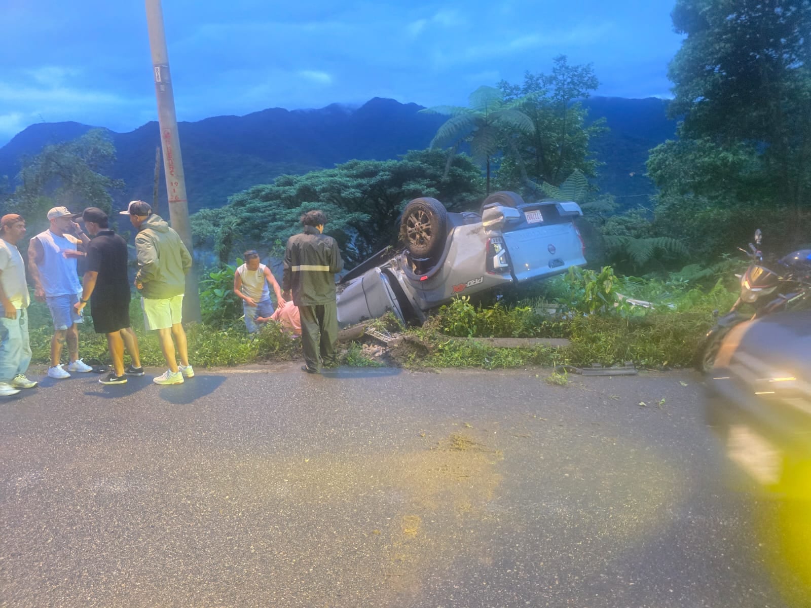 Los bomberos atienden un accidente en la Ruta 32