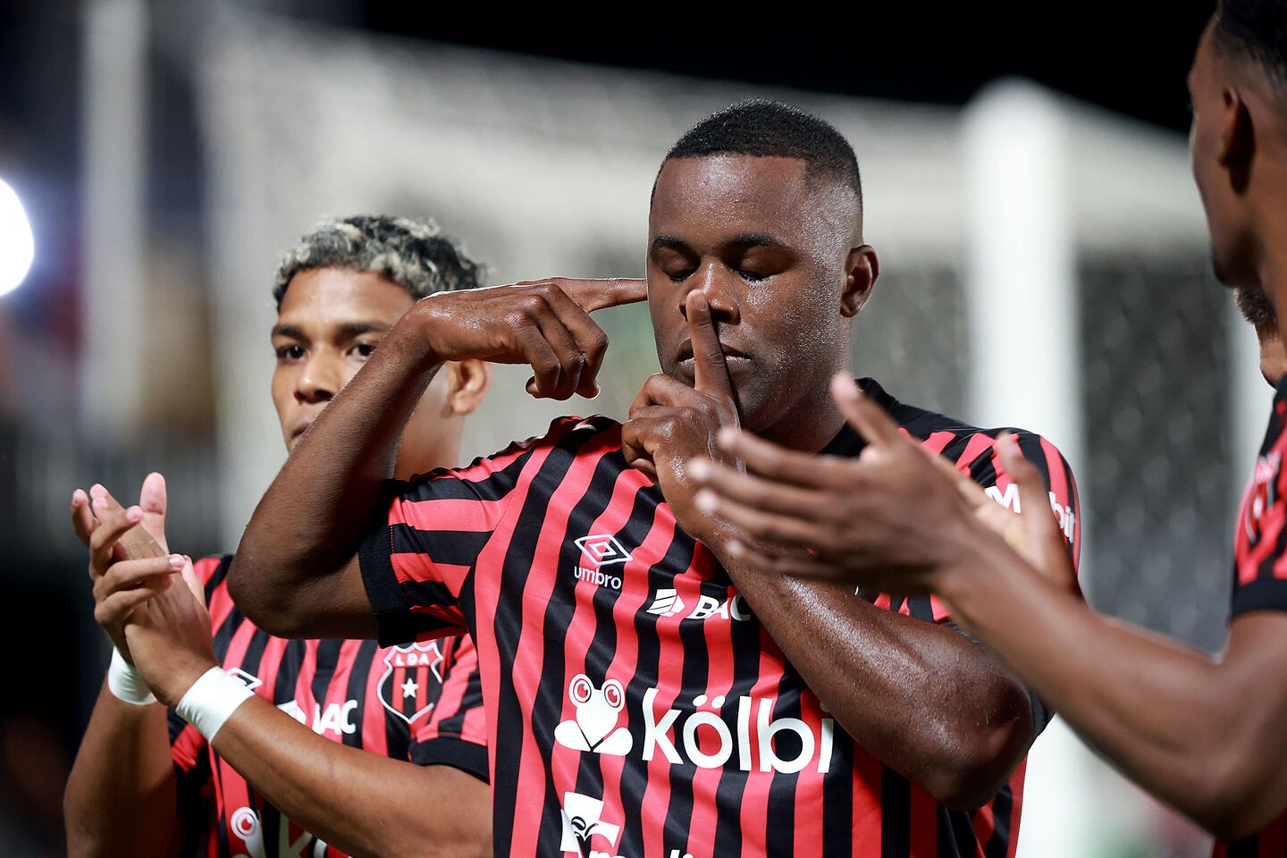 Gerente deportivo de Alajuelense revela de qué depende la continuidad ...