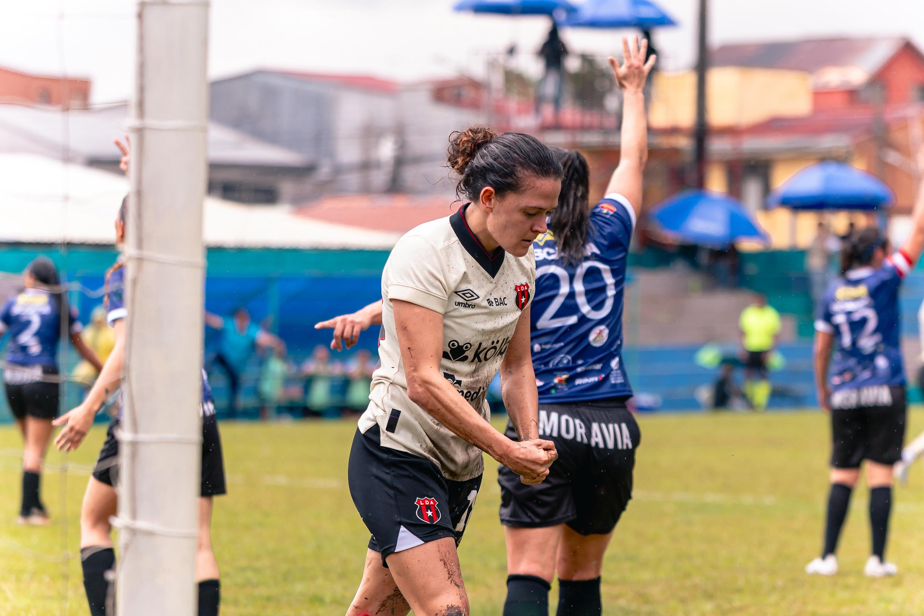 मोराविया आणि लिगा डेपोर्टिव्हा अलाजुएला यांच्यातील सामन्यात एमिली व्हॅलेन्सियानोने दोनदा गोल केला.